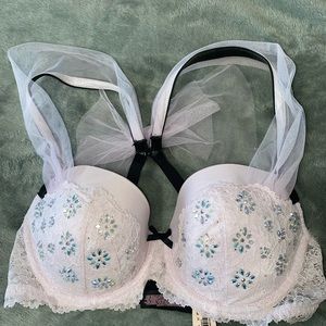 Beautiful bra, never worn, was given as a gift a while ago and couldn’t fit it.